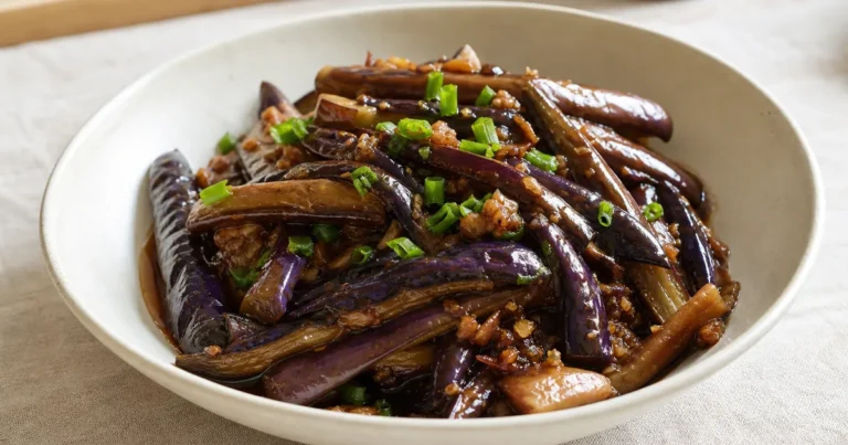 aubergines à la chinoise maison, un plat principal servi à table