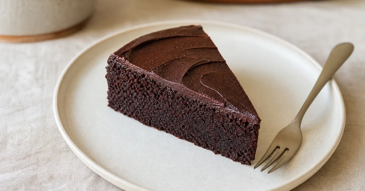 Gâteau chocolat-betterave : une recette gourmande et originale 1 Gâteau chocolat-betterave maison, un dessert servi à table