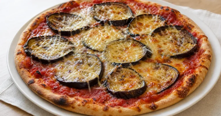 Pizza aubergine à 5 ingrédients maison, un plat principal servi à table